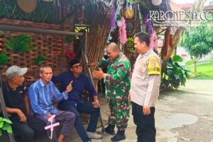 Babinsa dan Bhabinkamtibmas berdialog santai dengan warga Desa Bojong, Cikupa, terkait keamanan lingkungan.