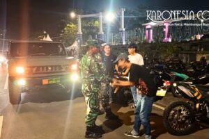 Babinsa Koramil Tigaraksa patroli malam bersama warga di Alun-Alun Tigaraksa.