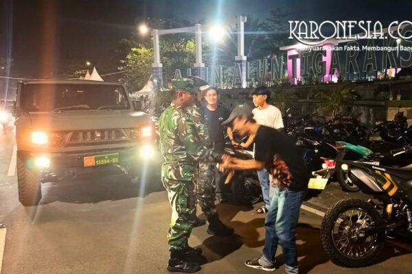 Babinsa Koramil Tigaraksa patroli malam bersama warga di Alun-Alun Tigaraksa.