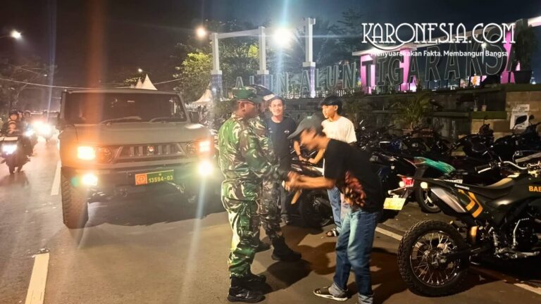 Babinsa Koramil Tigaraksa patroli malam bersama warga di Alun-Alun Tigaraksa.