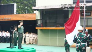 Inspektur Upacara Letkol Inf Muhammad Zia Ulhaq memberikan penghormatan saat pengibaran bendera Merah Putih.