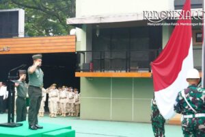Inspektur Upacara Letkol Inf Muhammad Zia Ulhaq memberikan penghormatan saat pengibaran bendera Merah Putih.