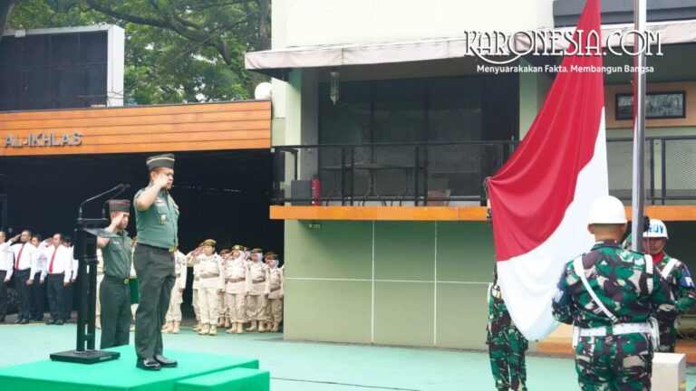Inspektur Upacara Letkol Inf Muhammad Zia Ulhaq memberikan penghormatan saat pengibaran bendera Merah Putih.