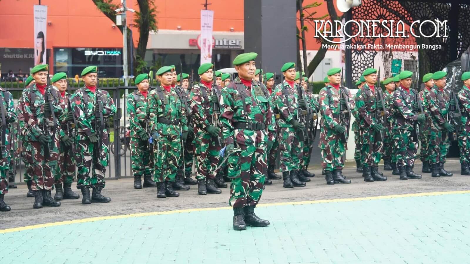 Barisan prajurit Korem 052/Wkr mengikuti upacara bendera dengan pakaian dinas lapangan lengkap dan baret hijau.