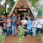 Sekelompok anggota komunitas Historia Tangsel berfoto bersama di depan sebuah saung bambu.