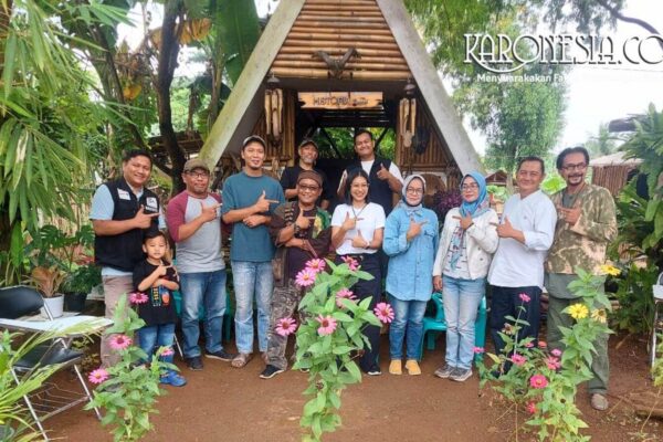 Sekelompok anggota komunitas Historia Tangsel berfoto bersama di depan sebuah saung bambu.
