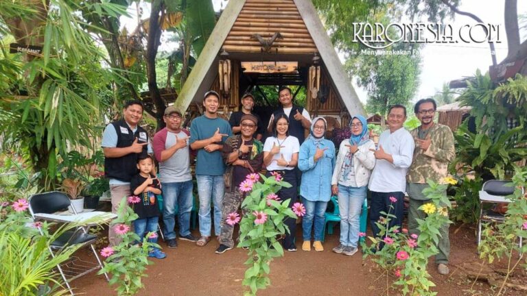 Sekelompok anggota komunitas Historia Tangsel berfoto bersama di depan sebuah saung bambu.
