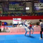 Atlet Taekwondo sedang melakukan teknik tendangan di Prabu Taekwondo Challenge 9.