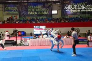 Atlet Taekwondo sedang melakukan teknik tendangan di Prabu Taekwondo Challenge 9.
