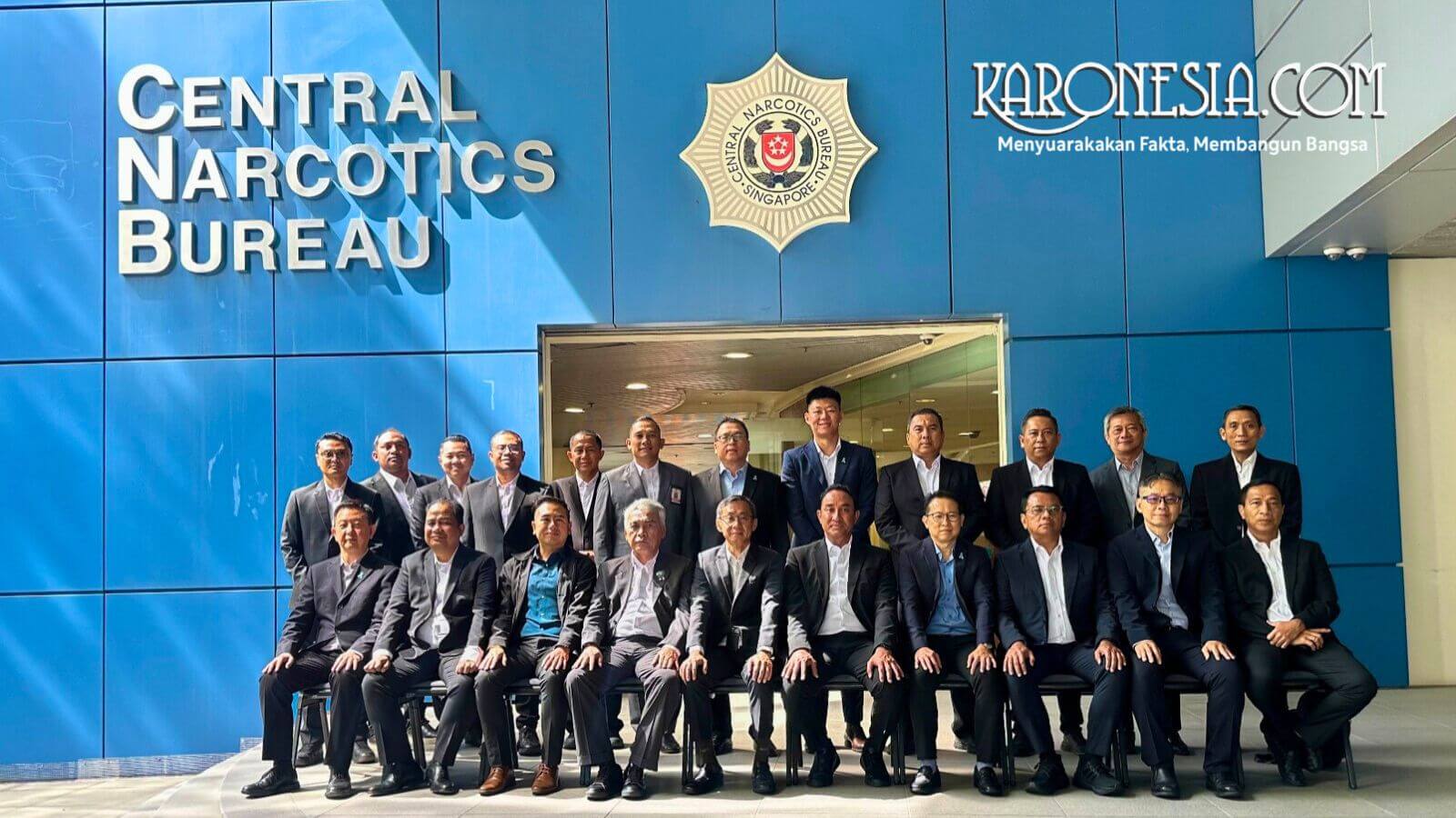 Delegasi BNN RI dan CNB Singapura berfoto bersama di depan kantor Central Narcotics Bureau.