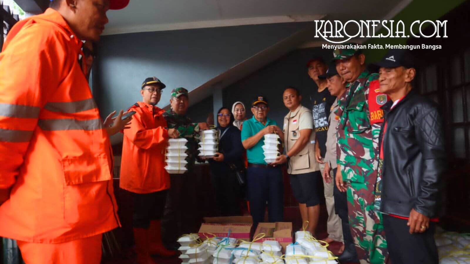 Penyerahan bantuan makanan siap saji untuk korban banjir Jati Padang oleh TNI dan instansi terkait.