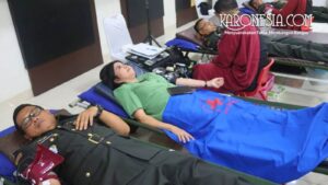 Anggota Persit dan prajurit TNI mendonorkan darah pada peringatan HUT ke-80 Persit KCK di Kota Tangerang.