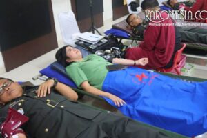 Anggota Persit dan prajurit TNI mendonorkan darah pada peringatan HUT ke-80 Persit KCK di Kota Tangerang.