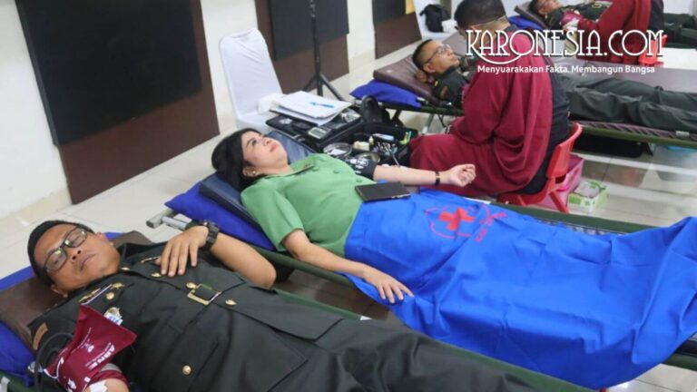 Anggota Persit dan prajurit TNI mendonorkan darah pada peringatan HUT ke-80 Persit KCK di Kota Tangerang.