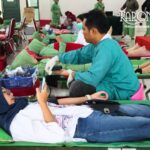Anggota TNI dan Persit sedang melakukan donor darah di Aula Kodim 0506/Tgr.