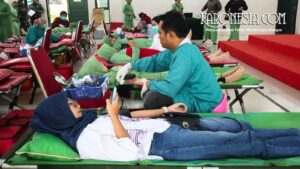 Anggota TNI dan Persit sedang melakukan donor darah di Aula Kodim 0506/Tgr.