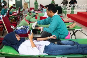 Anggota TNI dan Persit sedang melakukan donor darah di Aula Kodim 0506/Tgr.