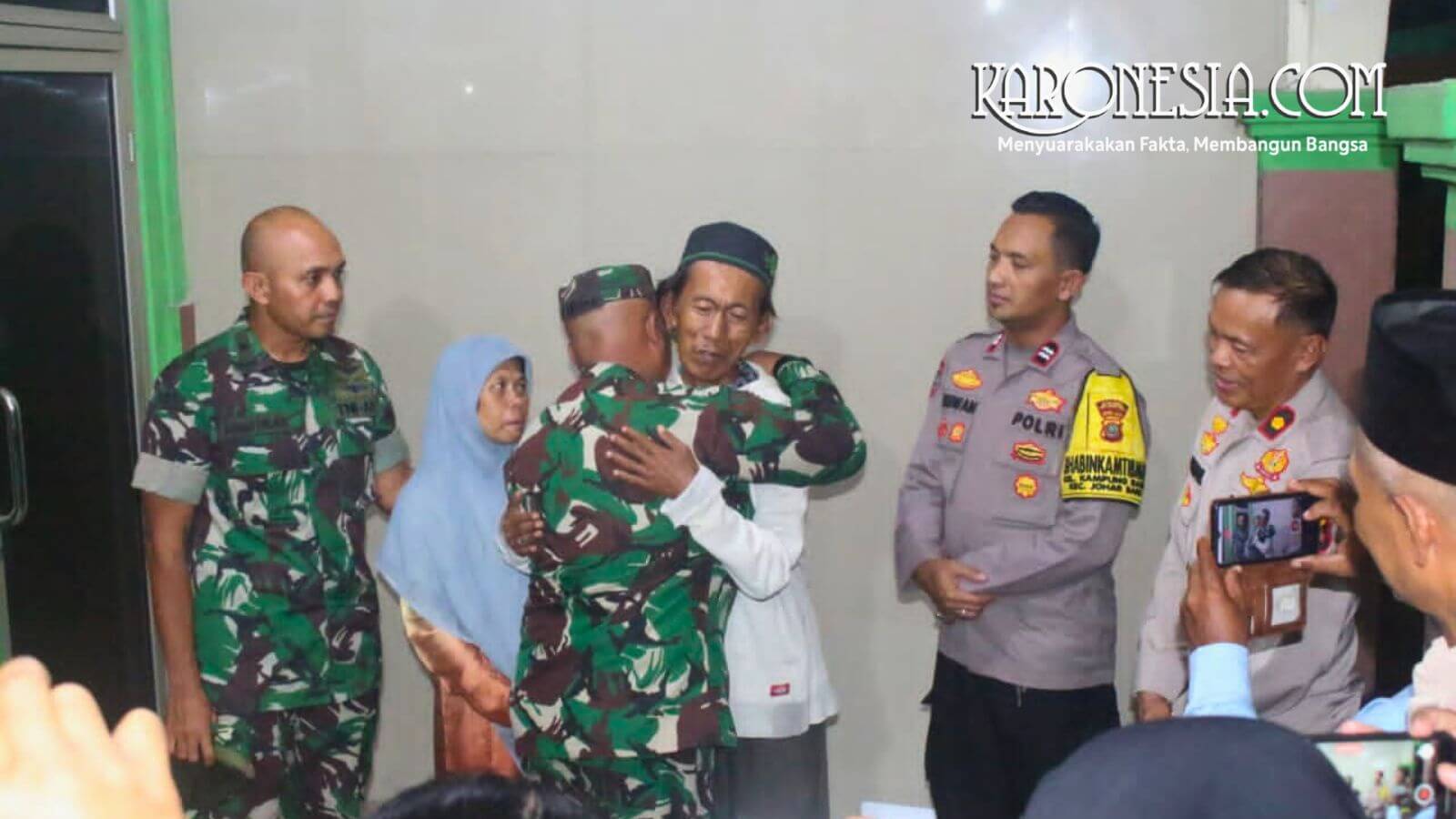 Anggota TNI memeluk pedagang es Bapak Sudrajat sebagai simbol perdamaian dan permohonan maaf.