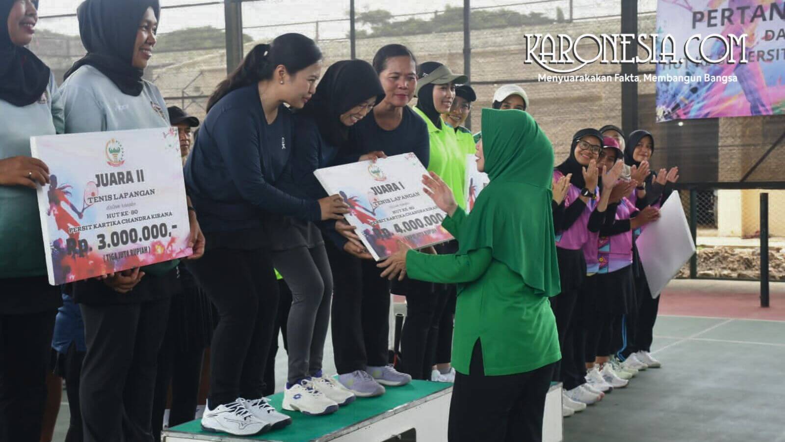 Momen penyerahan papan hadiah Juara I sebesar 4 juta rupiah kepada Persit Koorcab Rem 081.