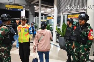 Personel Koramil 08 Duren Sawit melakukan patroli malam di titik rawan tawuran Jakarta Timur.