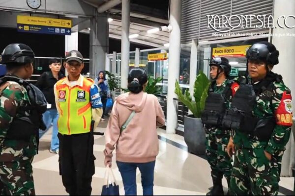 Personel Koramil 08 Duren Sawit melakukan patroli malam di titik rawan tawuran Jakarta Timur.