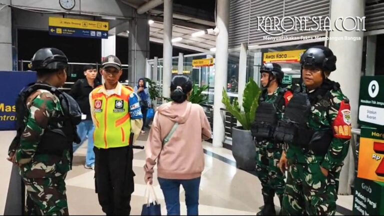 Personel Koramil 08 Duren Sawit melakukan patroli malam di titik rawan tawuran Jakarta Timur.