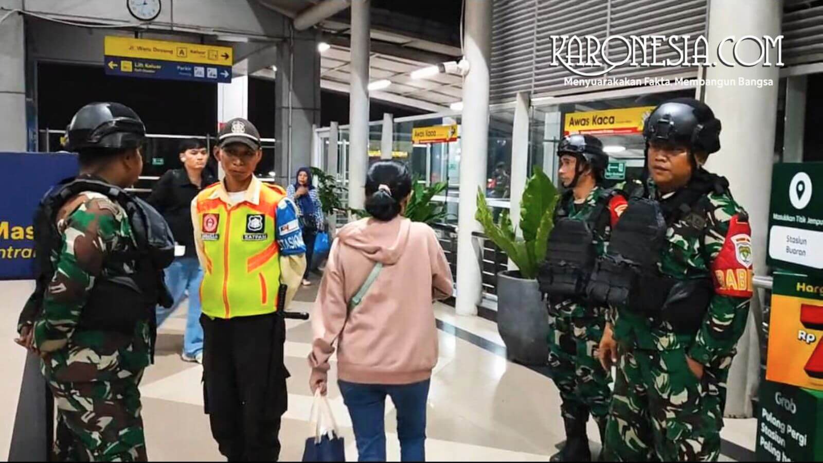 Personel Koramil 08 Duren Sawit melakukan patroli malam di titik rawan tawuran Jakarta Timur.