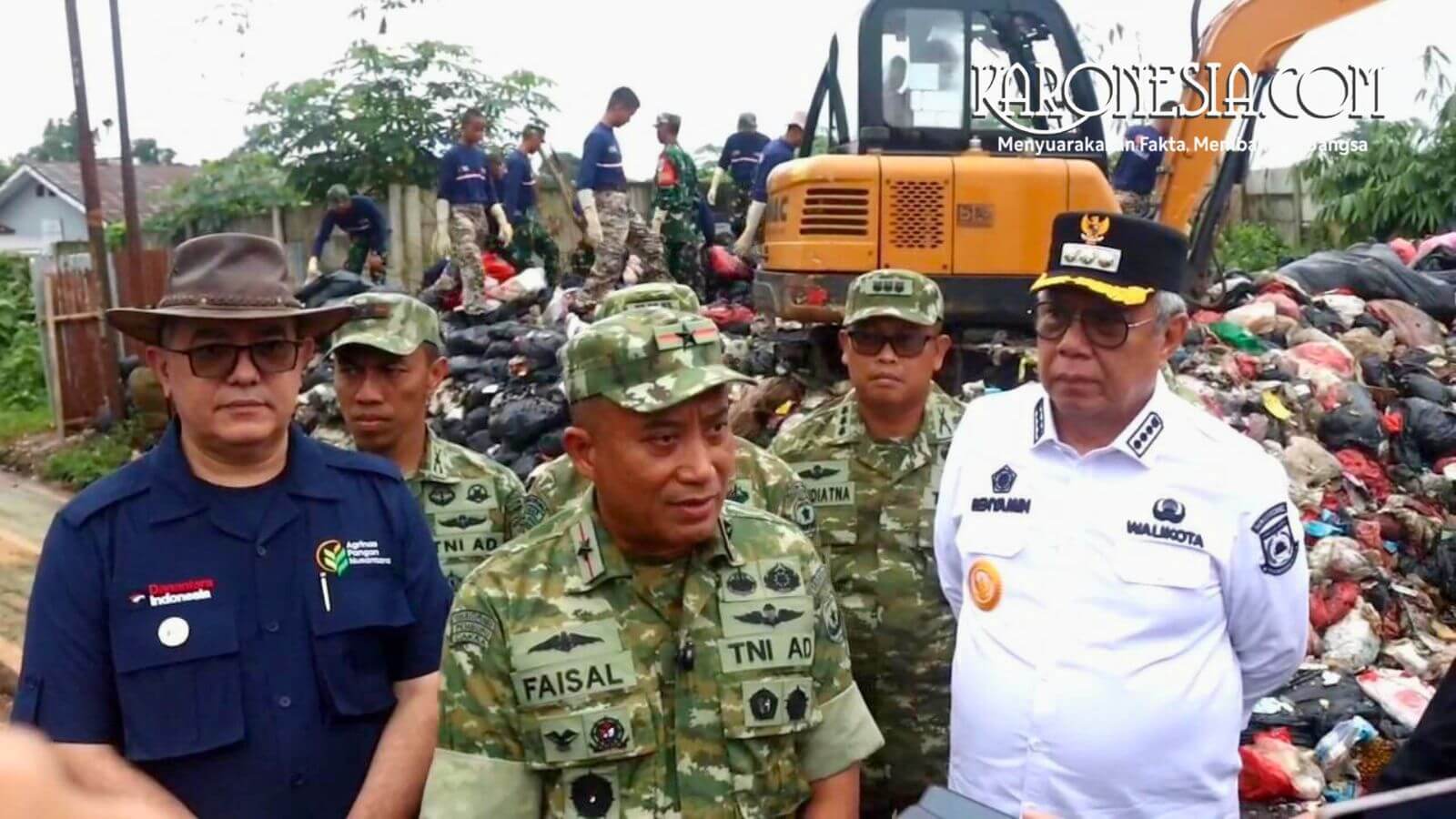 Aparat TNI dan pemerintah daerah membersihkan tumpukan sampah menggunakan alat berat di Tangerang Selatan.