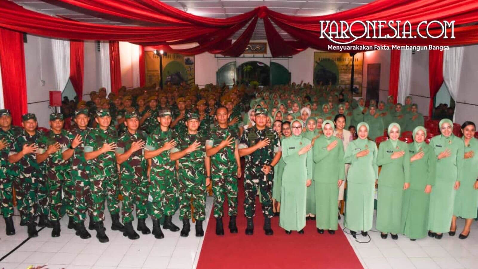 Foto bersama Pangdam IV/Diponegoro beserta jajaran prajurit dan Persit KCK.