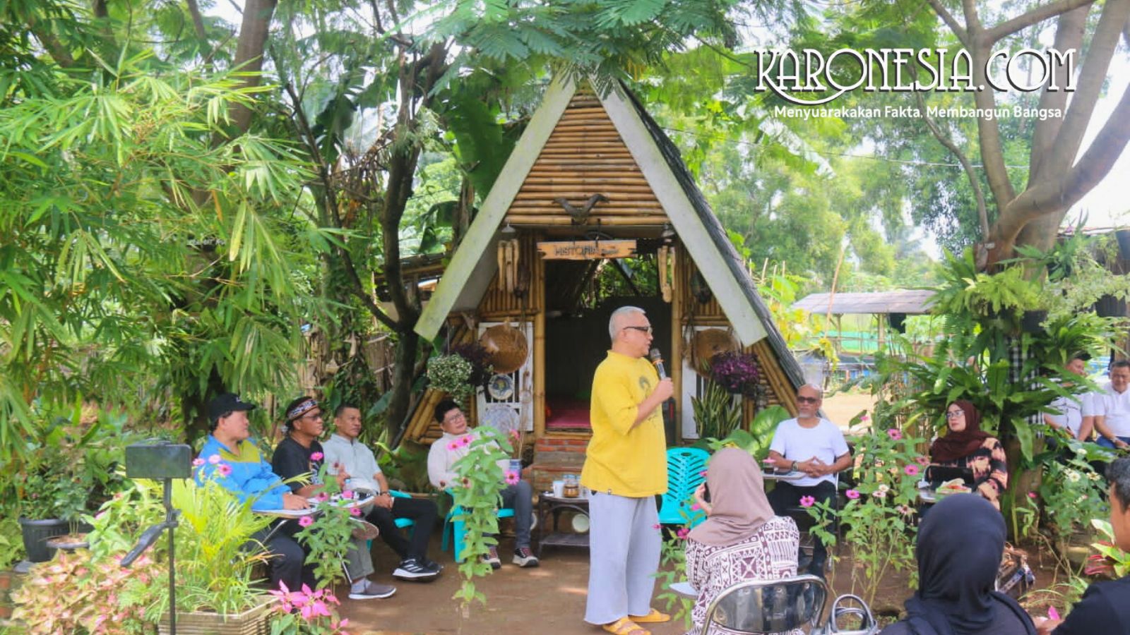 Dick Doank memberikan paparan mengenai sufisme dan seni di hadapan anggota Historia Tangsel.