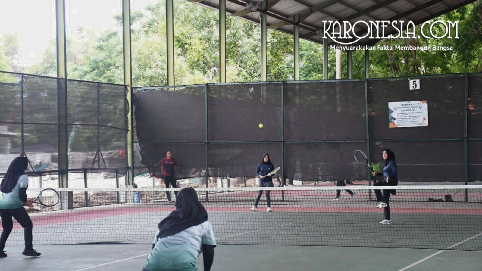 Pertandingan sengit antara Tim Persit di lapangan tenis indoor Brawijaya Surabaya.