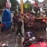 Sinergi FKPPI dan TNI angkut sampah menggunakan truk di Tangsel