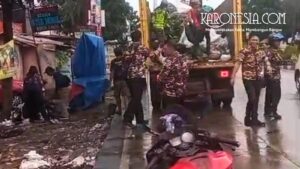 Sinergi FKPPI dan TNI angkut sampah menggunakan truk di Tangsel