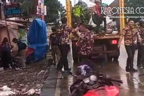 Sinergi FKPPI dan TNI angkut sampah menggunakan truk di Tangsel