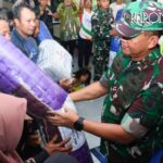 Pangdam IV Diponegoro memberikan bantuan sembako kepada korban banjir.
