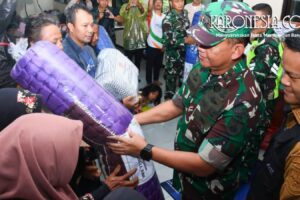 Pangdam IV Diponegoro memberikan bantuan sembako kepada korban banjir.