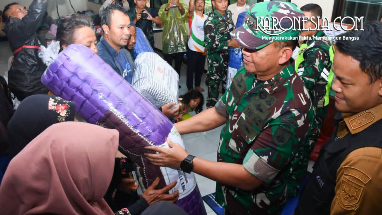 Pangdam IV Diponegoro memberikan bantuan sembako kepada korban banjir.