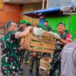Anggota Babinsa Kodim 0506 Tangerang evakuasi wadah sampah.