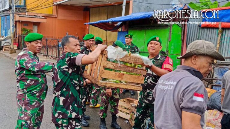 Anggota Babinsa Kodim 0506 Tangerang evakuasi wadah sampah.