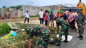 Personel TNI dari Kodim Tigaraksa bersama warga membersihkan tumpukan sampah di Kosambi.