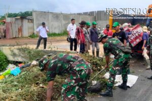 Personel TNI dari Kodim Tigaraksa bersama warga membersihkan tumpukan sampah di Kosambi.