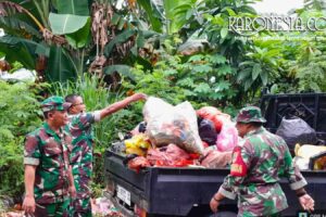 Babinsa Koramil 13/Cisoka bersama warga memuat sampah ke truk di Solear, Tangerang.