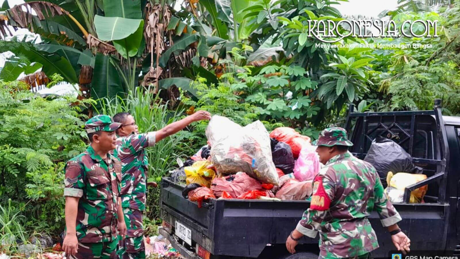 Babinsa Koramil 13/Cisoka bersama warga memuat sampah ke truk di Solear, Tangerang.