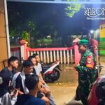 Babinsa Koramil Jati Asih berdialog dengan pemuda saat patroli kamtibmas.