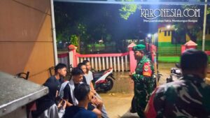 Babinsa Koramil Jati Asih berdialog dengan pemuda saat patroli kamtibmas.
