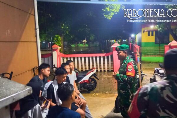 Babinsa Koramil Jati Asih berdialog dengan pemuda saat patroli kamtibmas.
