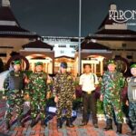 Personel Kodim 0506/Tangerang dan Komduk patroli di Puspemkot Tangerang.