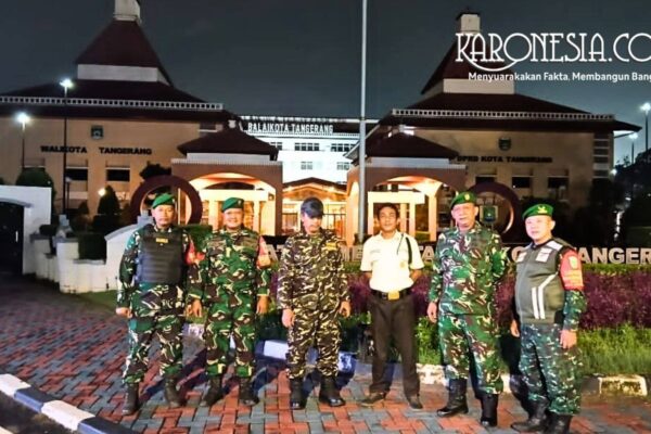 Personel Kodim 0506/Tangerang dan Komduk patroli di Puspemkot Tangerang.