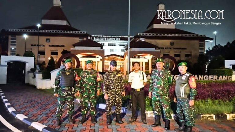 Personel Kodim 0506/Tangerang dan Komduk patroli di Puspemkot Tangerang.