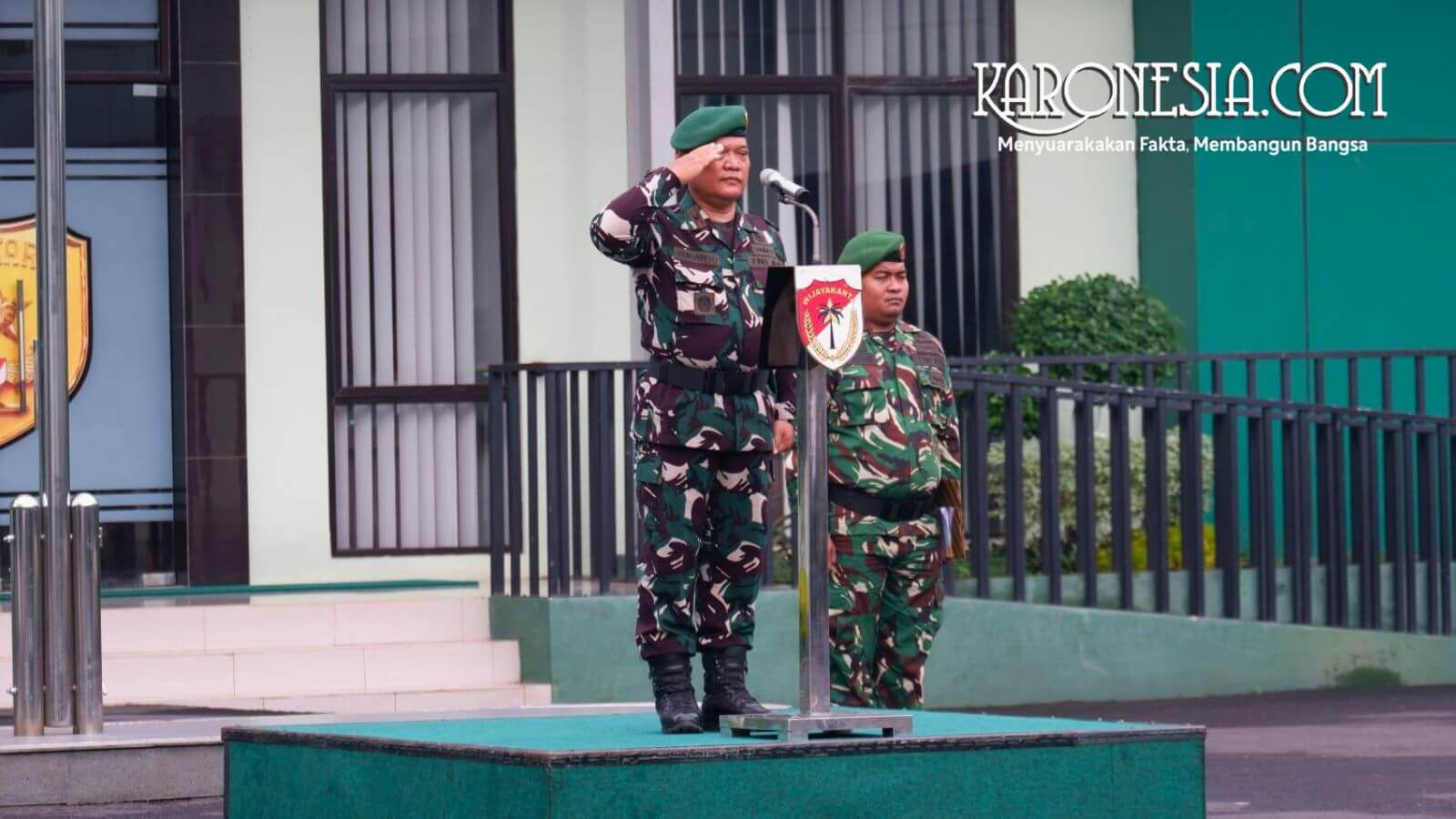 Mayor Inf Suranto memimpin upacara rutin bulanan di halaman Makodim 0507/Bekasi